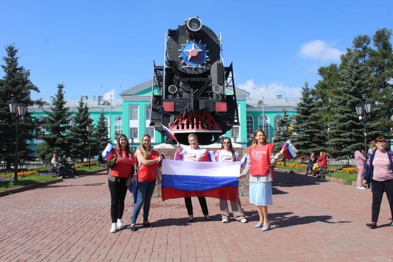 Фото На железнодорожных вокзалах Западно-Сибирской железной дороги прошли акции, приуроченные ко Дню флага Российской Федерации 2